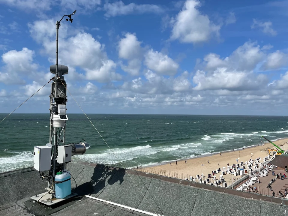 Webcam- und Wetterstation von SURFCAM SYLT auf dem Dach in Westerland mit Blick auf Strand und Nordsee.