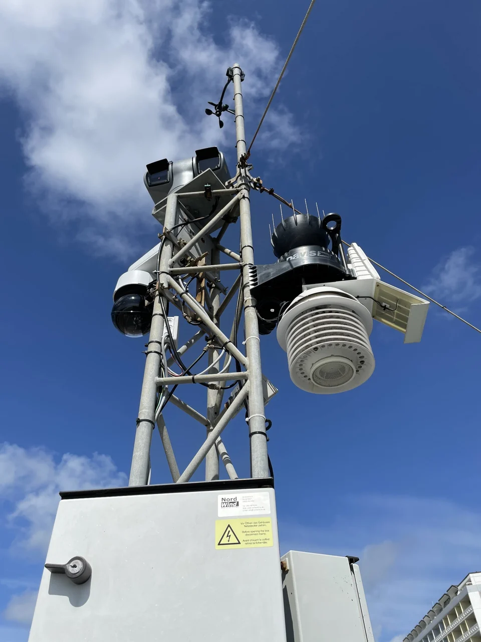 Kamera und Wettersensorik der SURFCAM SYLT Station mit Mast und äußerer Verkabelung.